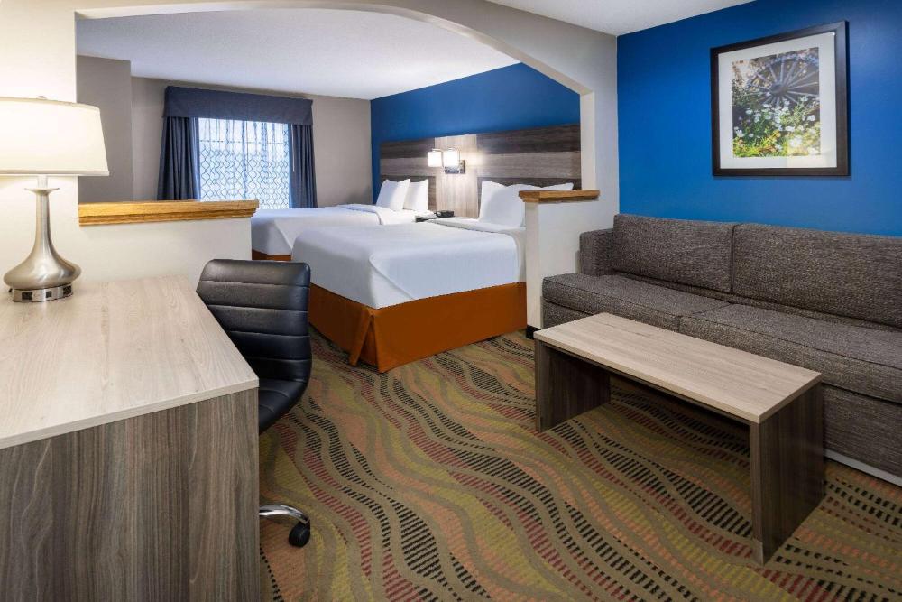 Studio Suite with Two Double Beds - Non-Smoking interior